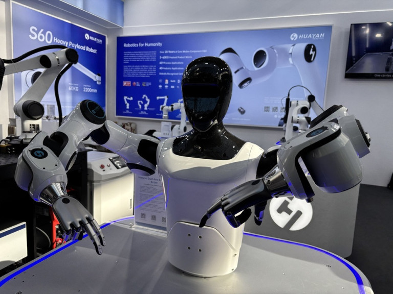 Torso eines modernen Roboters auf einer Technologiemesse