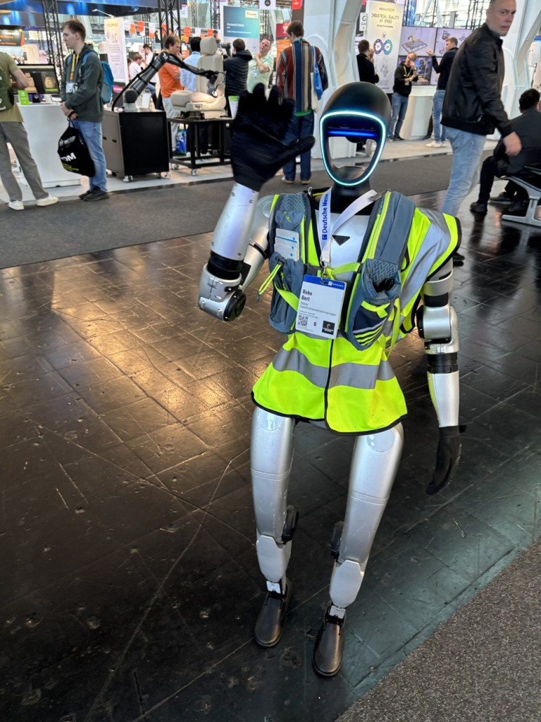 Roboter mit Warnweste auf Messe, gekommen um zu bleiben