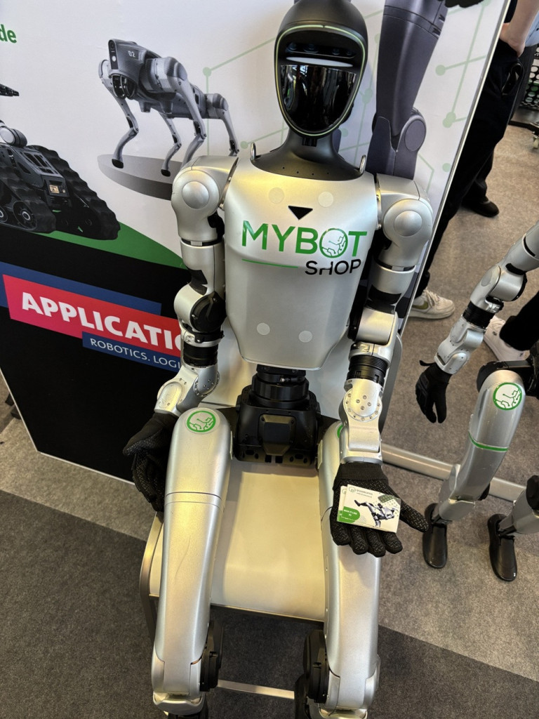 Roboter von MYBOTSHOP als Kartenhalter auf einer Messe fr Robotik und Logistik