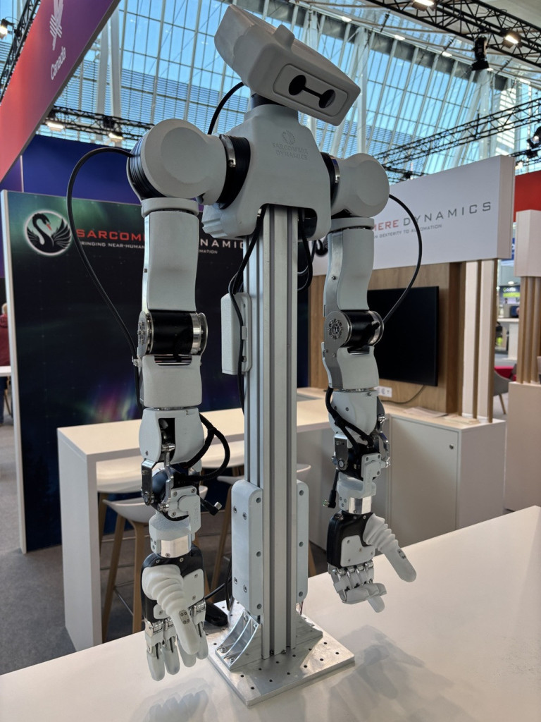 Roboterarme von Sarcomere Dynamics auf einer Messe, Nahaufnahme der Mechanik und Technik