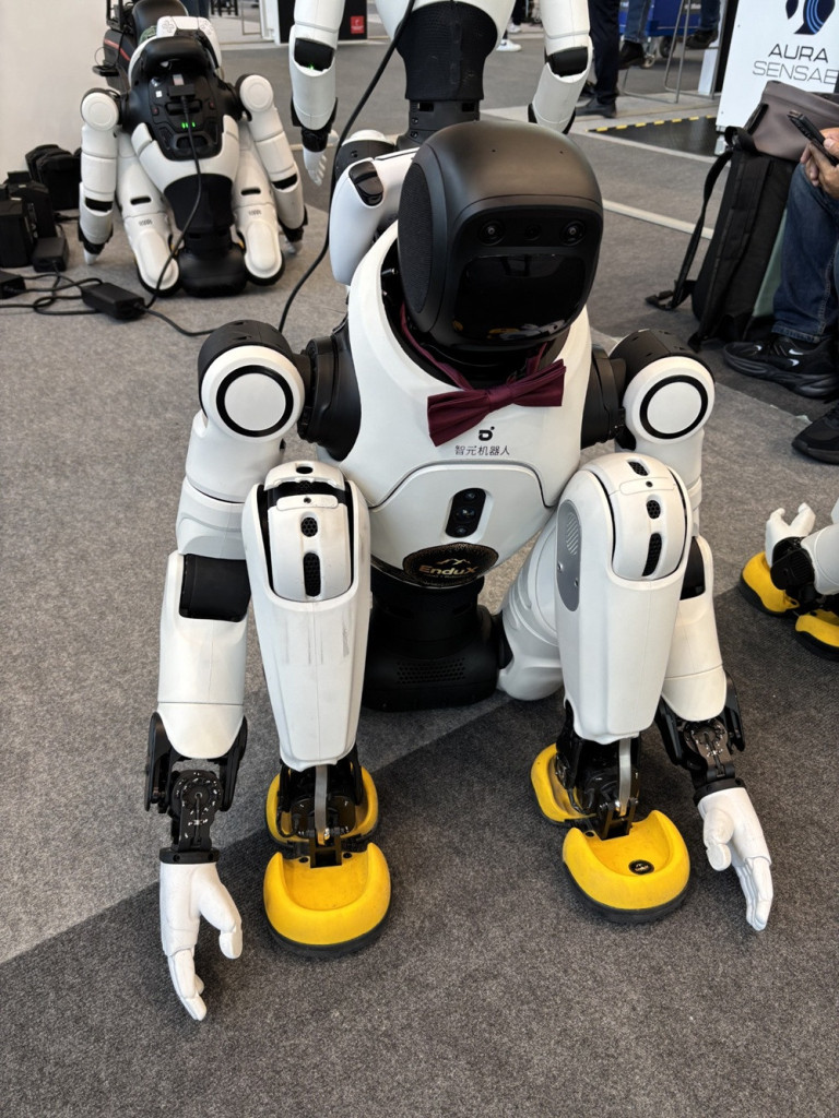 Roboter in Hocke auf Messe oder Ausstellung