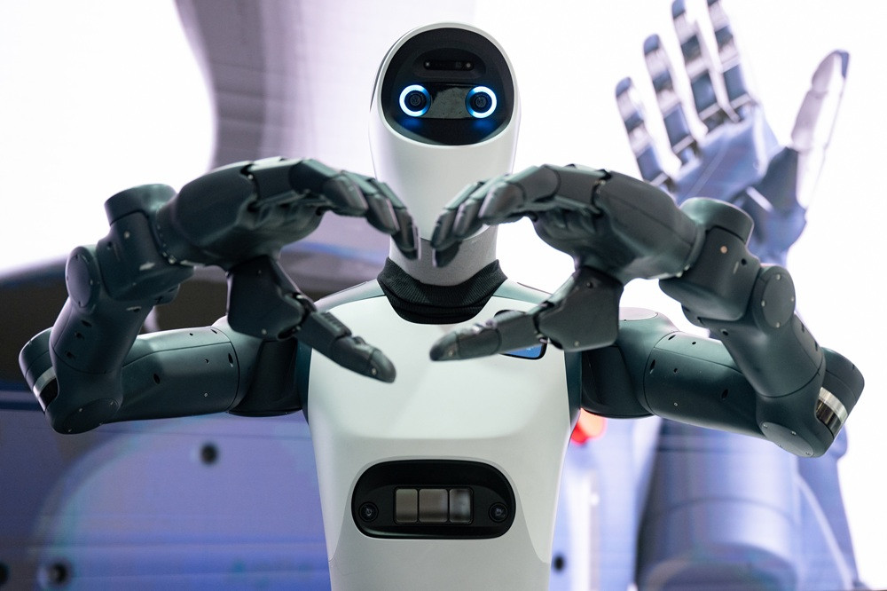 Roboter bildet mit den Händen ein Herz zum Abschluss