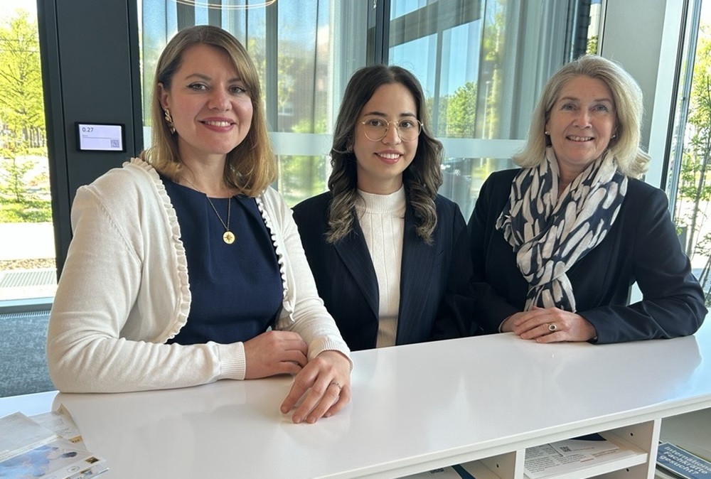 Teamvorstellung der Teamleitungen im Backoffice, drei Frauen an einem modernen Arbeitsplatz