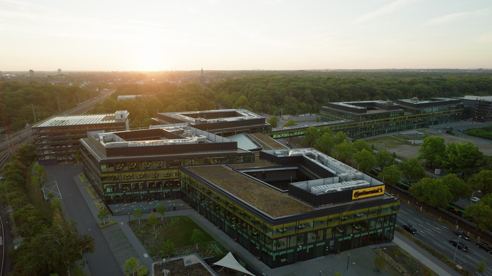 Luftaufnahme der Continental Unternehmenszentrale 2025 bei Sonnenaufgang