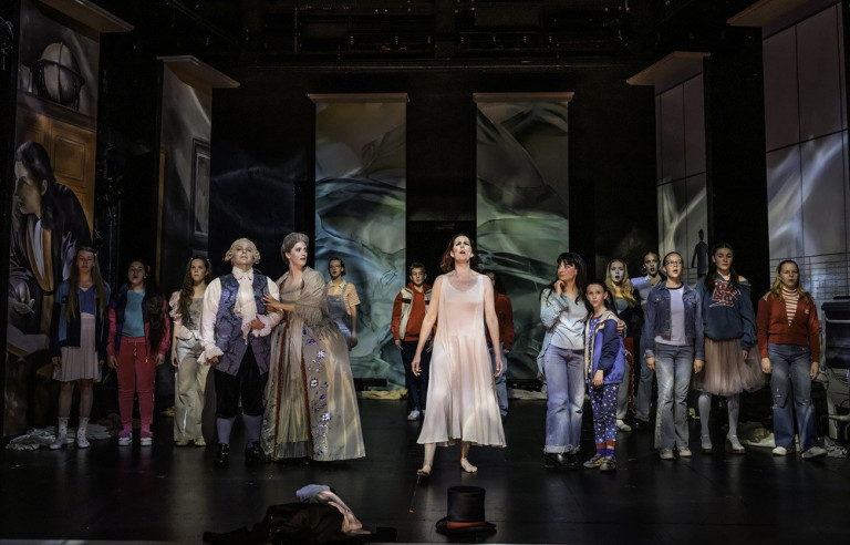 Theaterauffhrung Homo Oeconomicus, Foto von Bettina Stoess, mit Ensemble auf der Bhne Theaterszene aus Homo Oeconomicus, fotografiert von Bettina Stoess, mit mehreren Darstellern auf der Bhne