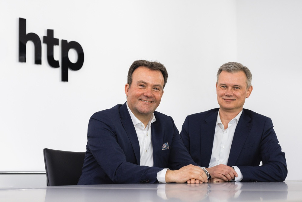 htp Geschäftsführer 2025 im Querformat – zwei Männer im Anzug am Konferenztisch