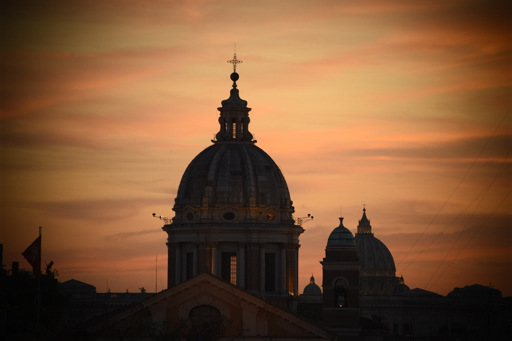Kuppel einer Kirche in Rom bei Sonnenuntergang, jerome82-rome-5055278