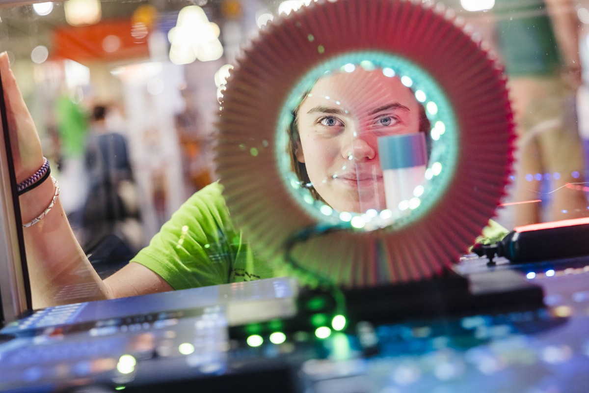 Technik-Auswahl auf der Messe IE24 am 16.06.2024, Detailaufnahme eines elektronischen Bauteils mit Person im Hintergrund