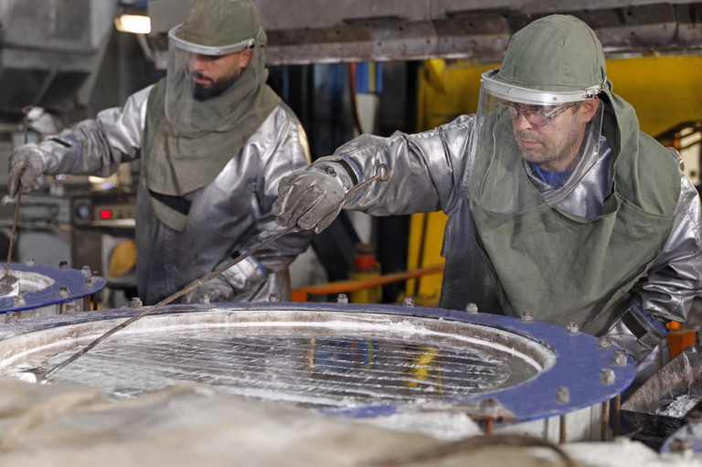 Arbeiter in Schutzkleidung bei der Arbeit in der EGA Leichtmetall Gießerei, Copyright Janko Woltersmann