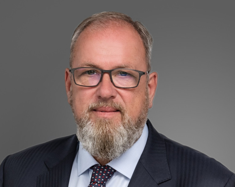 Porträt von Thomas Witte, EGA Leichtmetall, im Business-Outfit