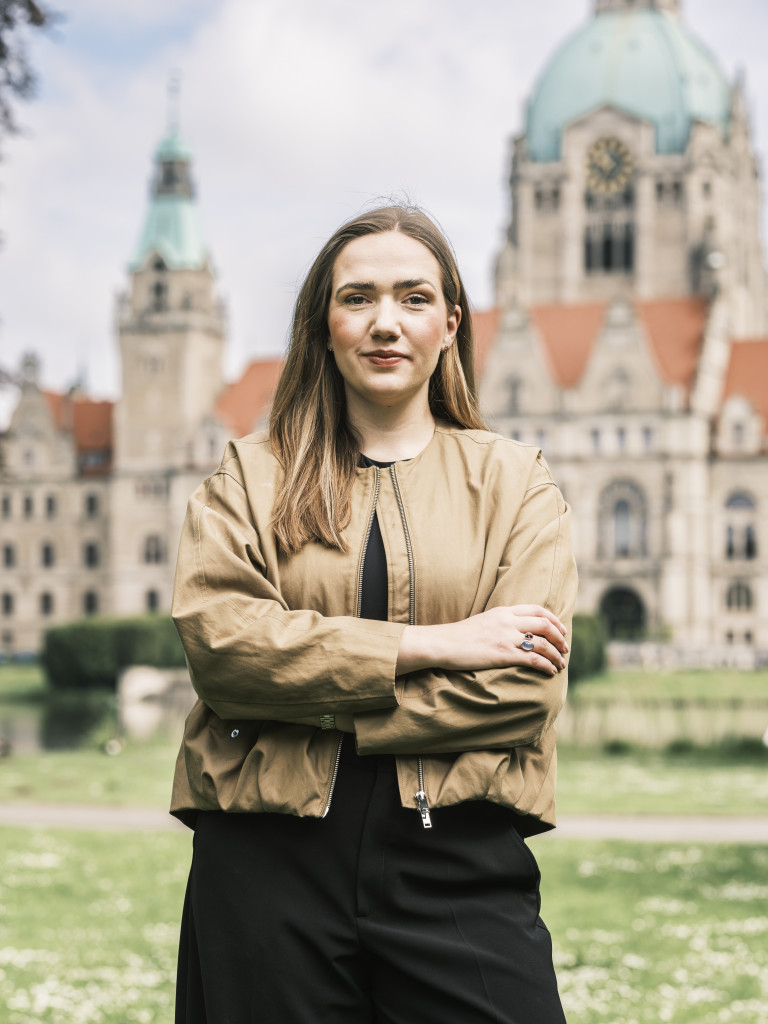 Porträt einer Person vor dem Neuen Rathaus Hannover, IHK Veranstaltung Mai 2026