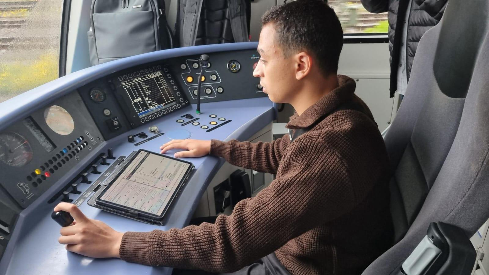 Lokführer im modernen Triebfahrzeug-Führerstand mit Tablet – das Aufmacherbild