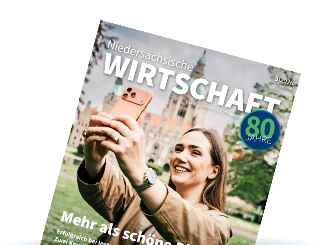 Titelbild des Magazins Niedersächsische Wirtschaft 03/2026 mit einer Person, die ein Selfie vor dem Neuen Rathaus in Hannover macht, 80 Jahre Jubiläum