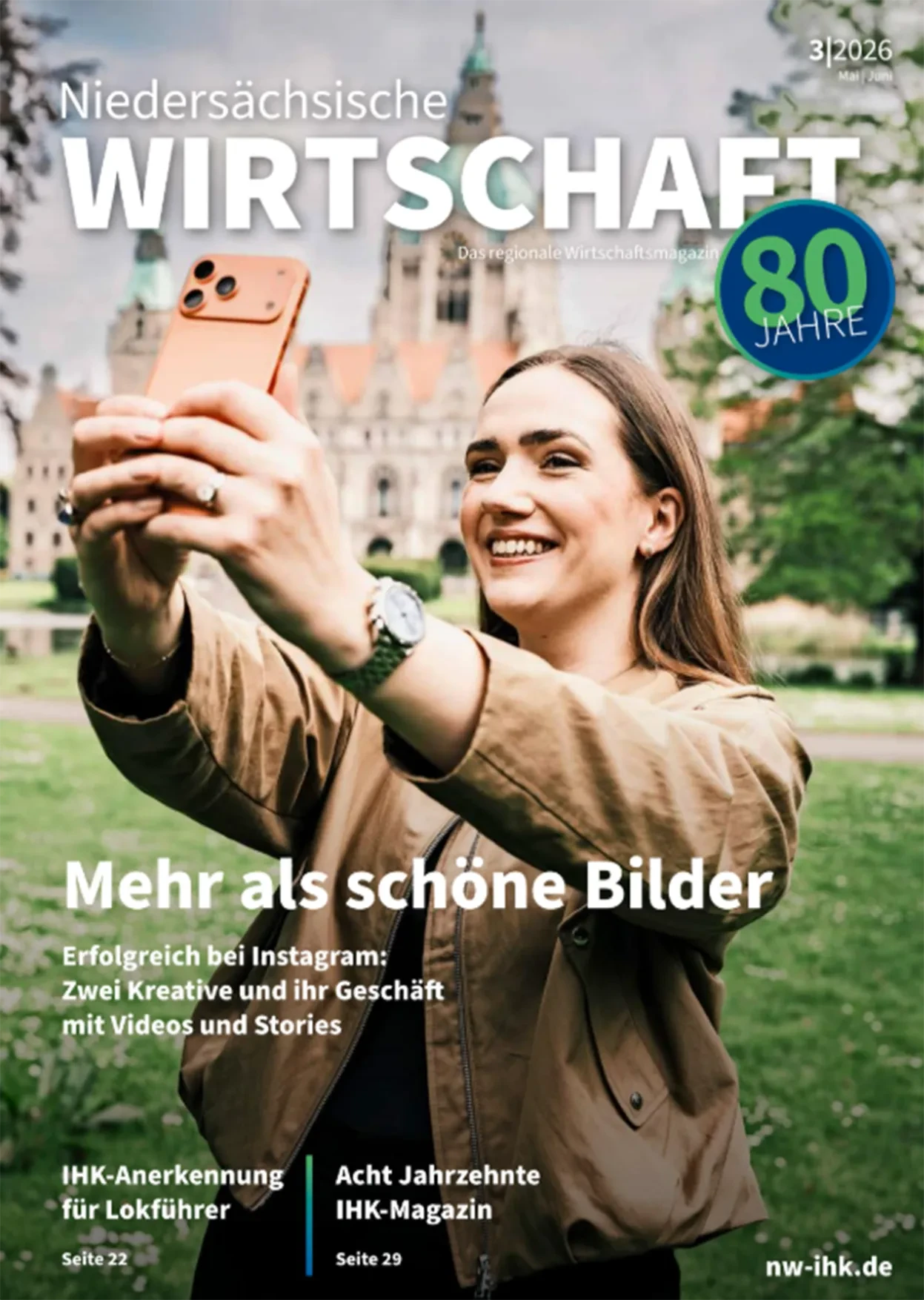 Titelbild NDW 03|2026: Frau macht Selfie vor historischer Kulisse, Thema Instagram-Erfolg und Kreativität