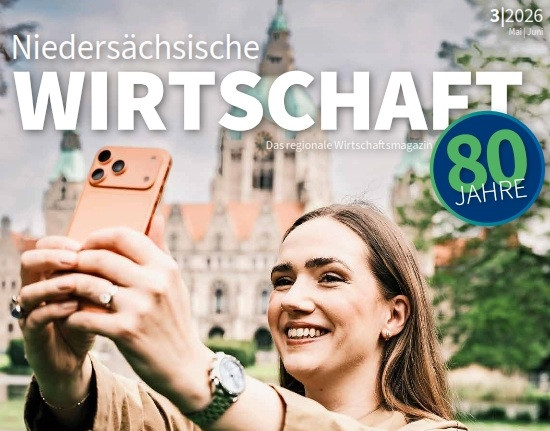 Titelbild der Niedersächsischen Wirtschaft 03/2026 – Frau macht Selfie vor dem Neuen Rathaus Hannover