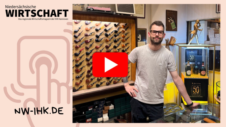 Geklingelt bei Video Thumbnail: Mann im Tabakladen mit Pfeifensammlung im Hintergrund