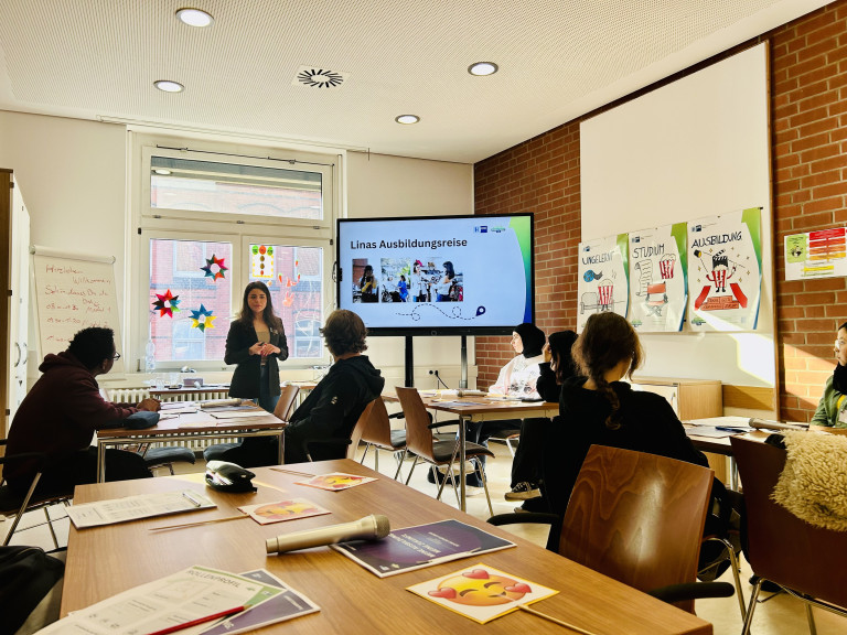 Talent Coach Lina Adil bei der Ausbildungsreise-Präsentation in der Bibo – Workshop für Jugendliche Workshop mit Talent Coach Lina Adil in der Bibo – Vortrag über Linas Ausbildungsreise, Jugendliche im Seminarraum