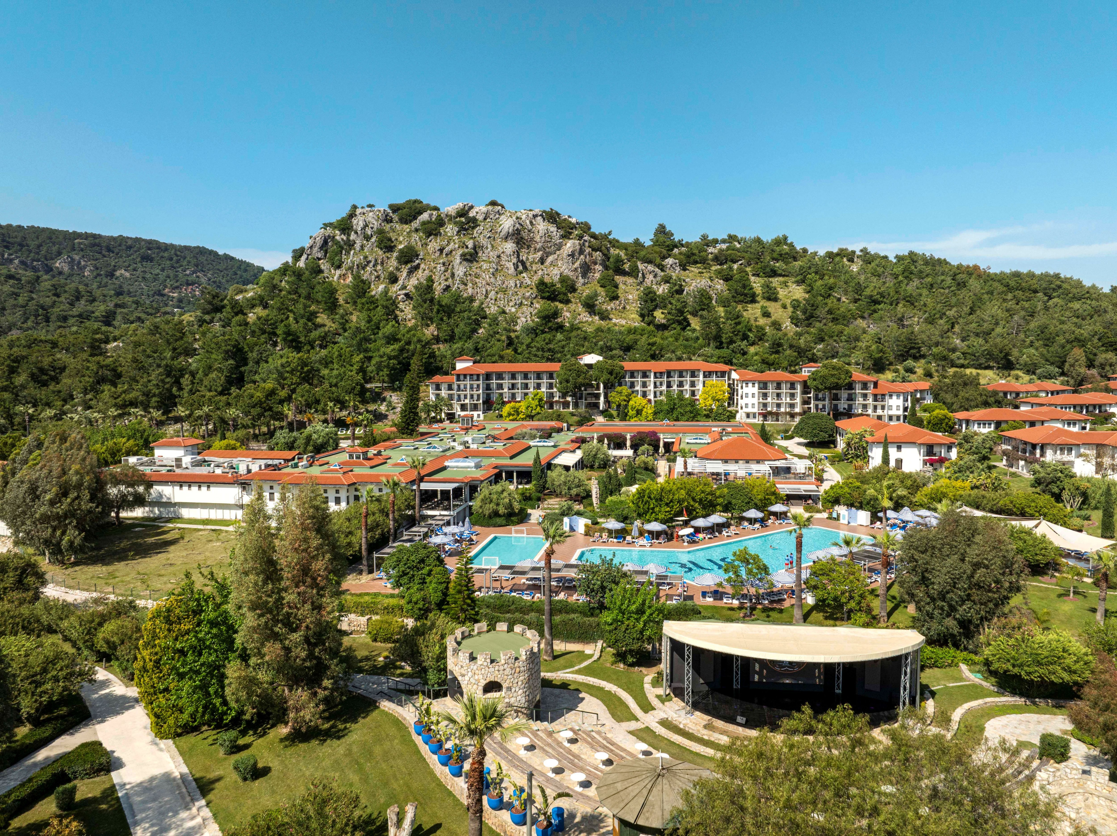 Luftaufnahme des TUI BLUE Sarigerme Park Hotels mit Pool und grüner Landschaft in der Türkei