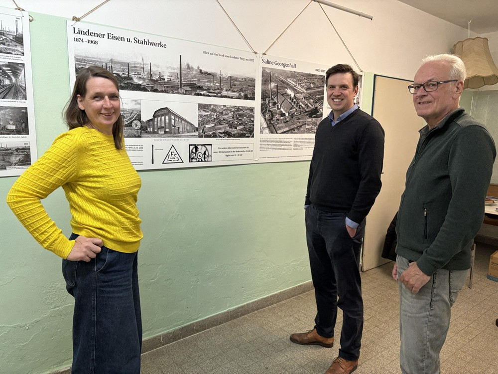 Besucher betrachten Ausstellungstafeln zu Lindener Eisen- und Stahlwerke und Saline Georgenhall