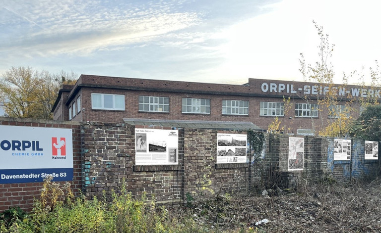 Historische Außenwand mit Informationstafeln am Orpil-Gebäude Backstein-Außenwand mit historischen Informationstafeln vor dem Orpil-Gebäude