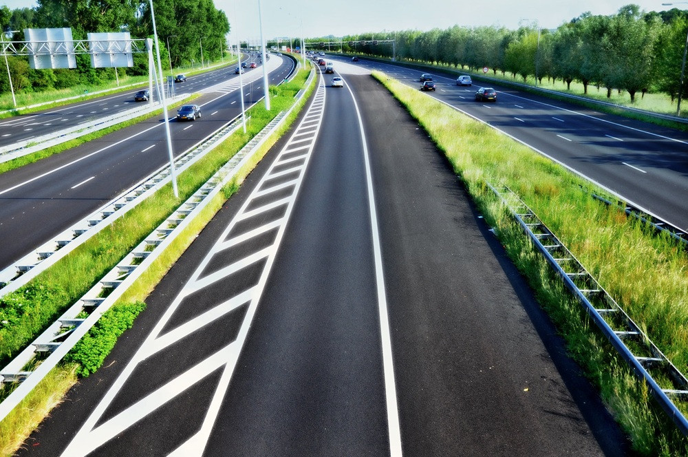 mabelamber highway mit Autos auf mehrspuriger Straße und grüner Umgebung
