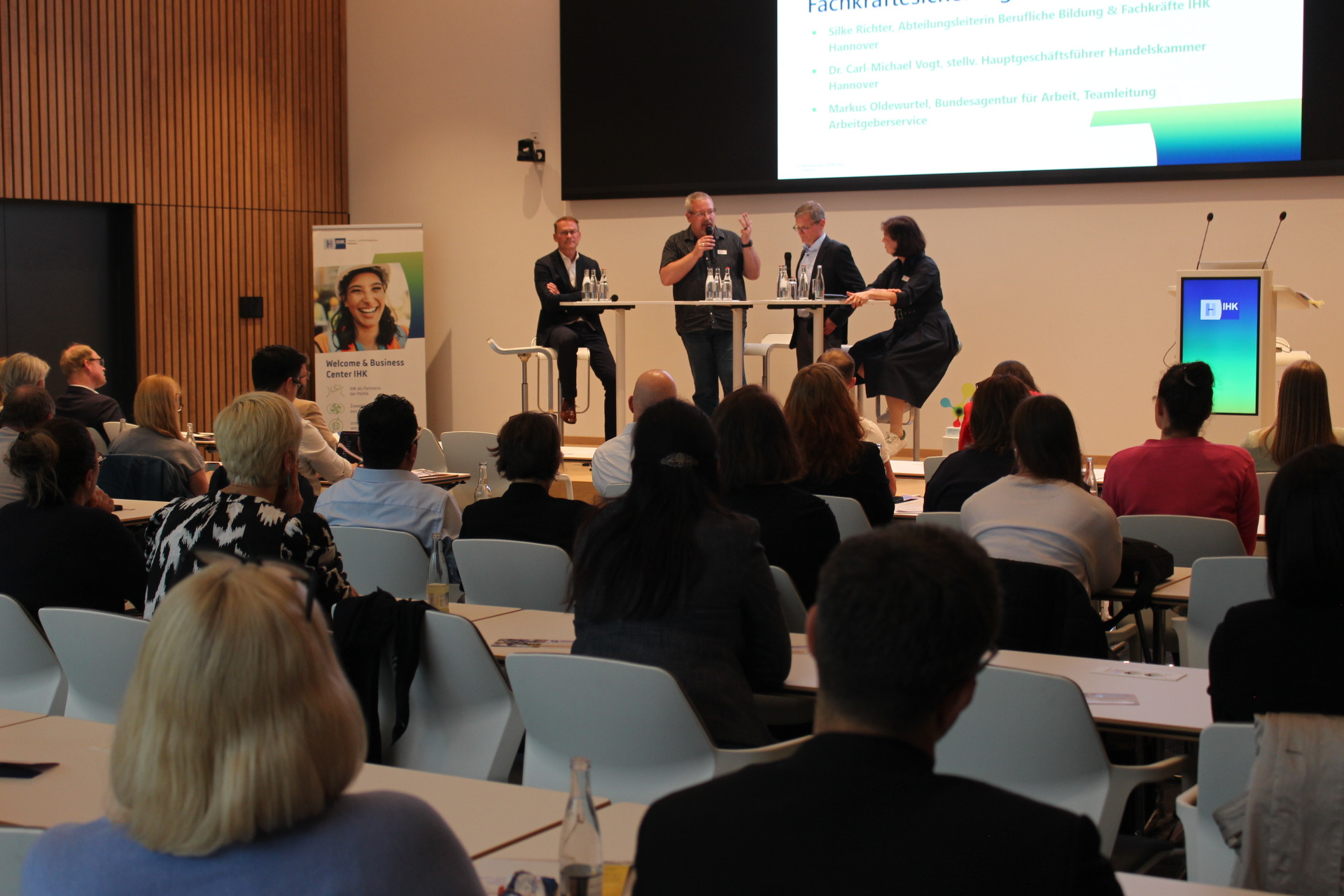 Podiumsdiskussion beim IHK-Event mit Experten und Publikum
