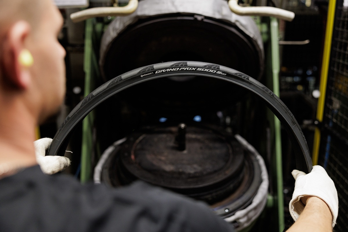 Produktion eines Fahrradreifens in Korbach, Continental Grand Prix 5000 S TR