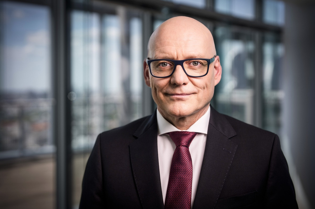 Porträt von Herrn Obrowski im Anzug, Bahn-Unternehmen, Business-Umfeld