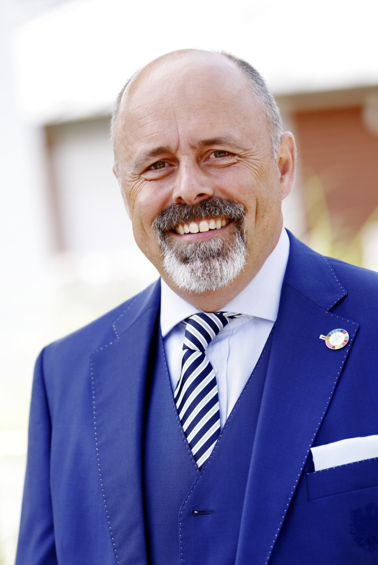Porträt von Jens Burmeister im blauen Anzug, RWS