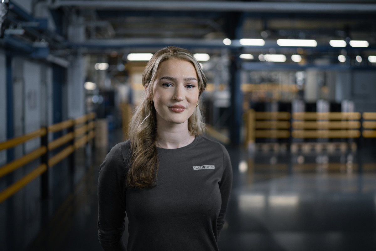 Porträt einer jungen Frau in moderner Industriehalle