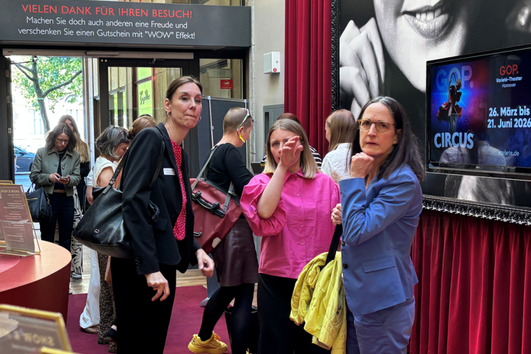 Besucherinnen im Foyer des GOP Varieté-Theaters vor dem Eingang – lebendige Atmosphäre Besucherinnen im Foyer des GOP Varieté-Theaters, Gespräch und Atmosphäre vor dem Eingang