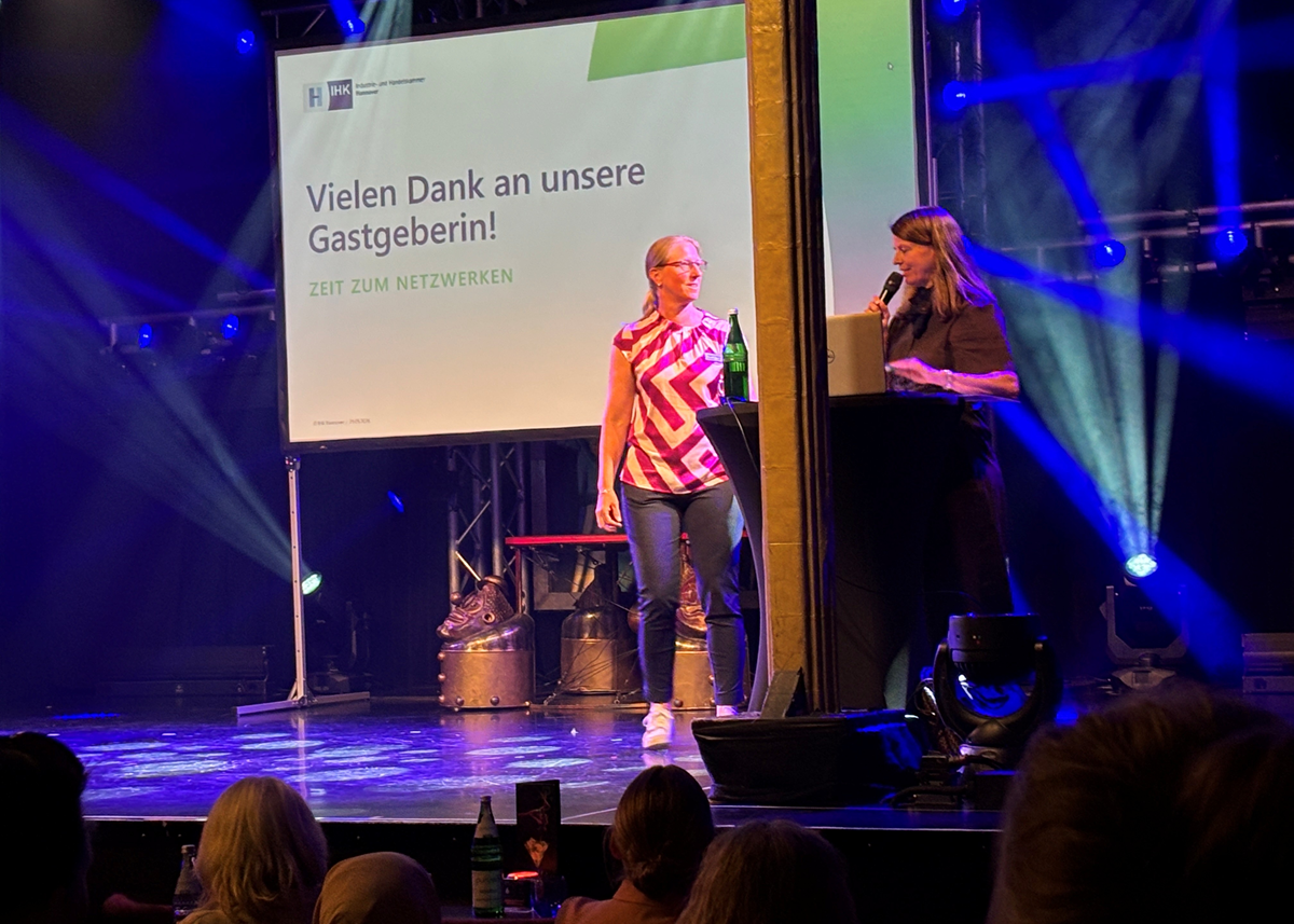 IHK Veranstaltung mit Dank an die Gastgeberin auf der Bühne, Netzwerken im GOP Varieté-Theater