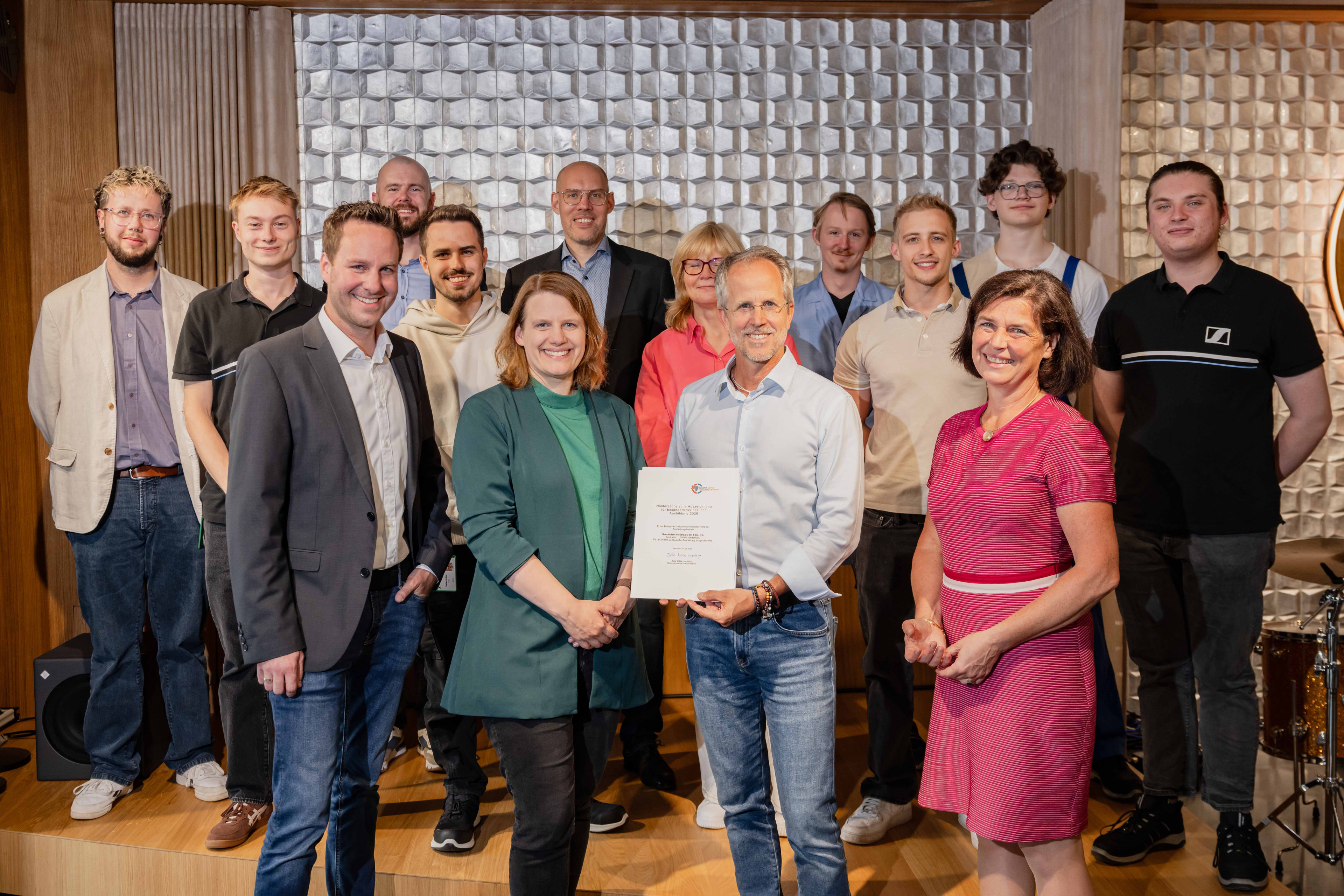 Gruppenfoto von mehreren Personen bei einer offiziellen Übergabe, pkf0550-hires