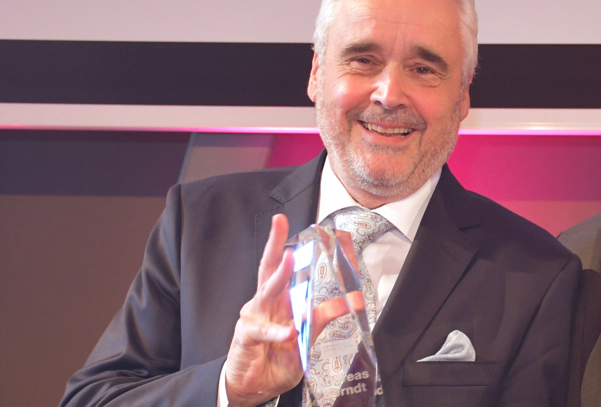 Andreas Bernst von der Hannoverschen Kaffeemanufaktur hält eine Auszeichnung in der Hand
