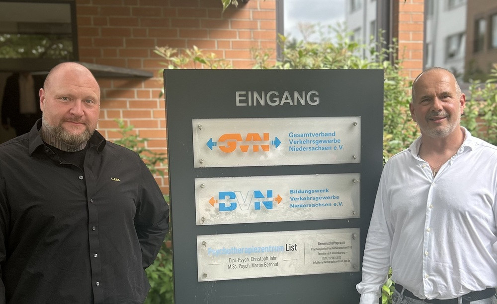 Konstantioanos Bittner vor dem Eingang des Gesamtverband Verkehrsgwerbe Niedersachsen e.V. (GVN) und Bildungswerk Verkehrsgewerbe Niedersachsen e.V. mit Taxi-Bezug