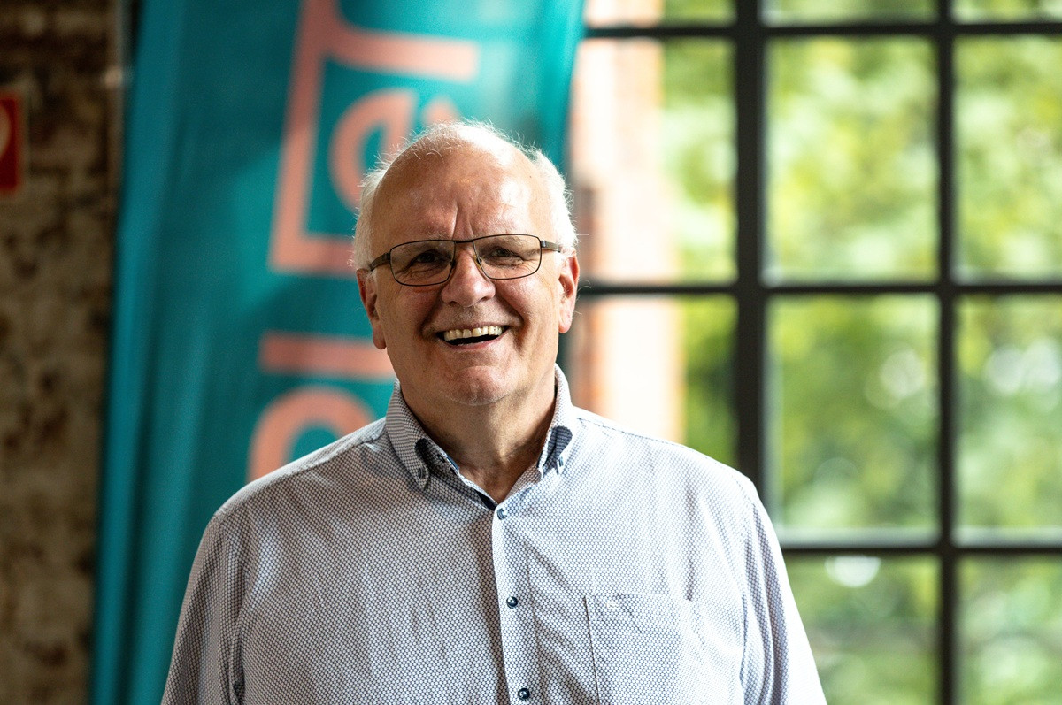 Frank Volkner von El Puente im Jahr 2026, Porträtaufnahme vor einem Fenster