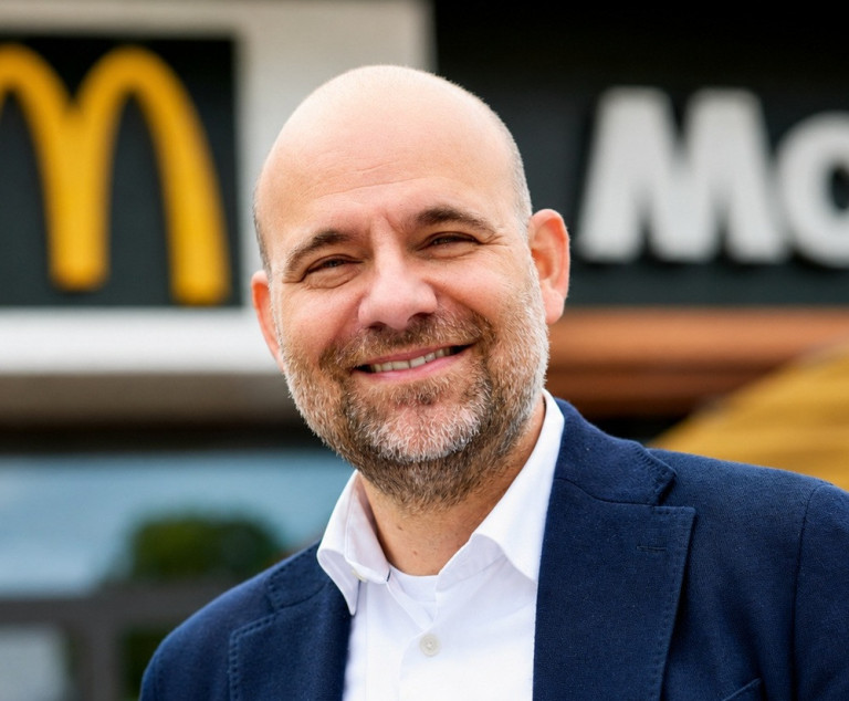Porträt von Ehmann vor einem McDonald's Restaurant