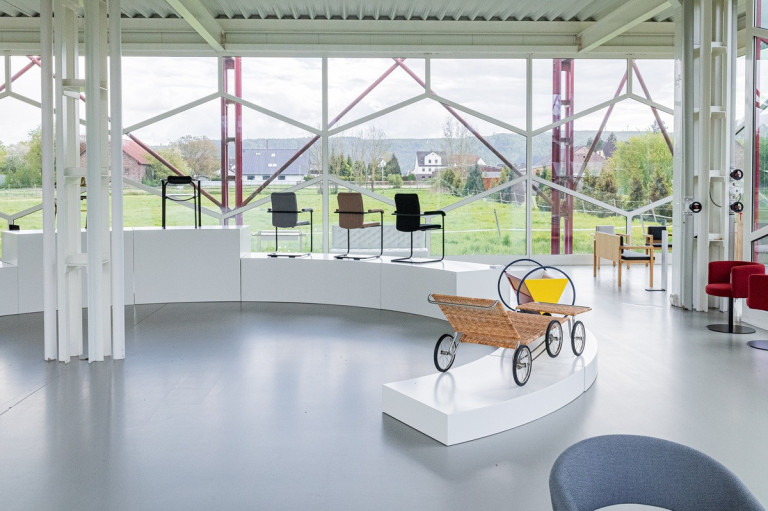 Ausstellung im Tecta Kragstuhlmuseum Halle 3 Showroom mit modernen Stühlen und Designobjekten