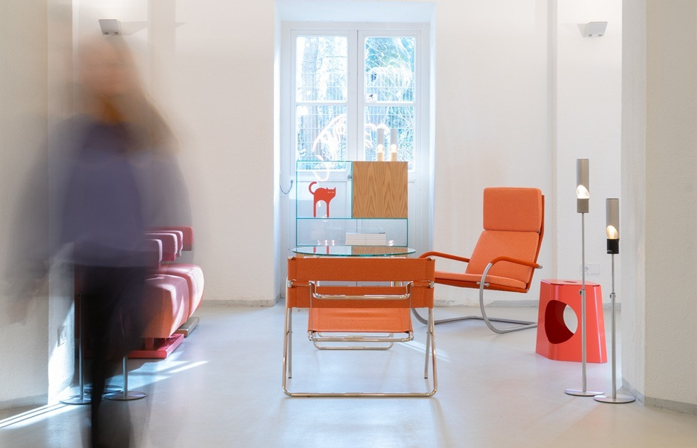 Moderne Tecta Möbel bei den Munich Design Days, orangefarbener Stuhl und Tisch in heller Ausstellung