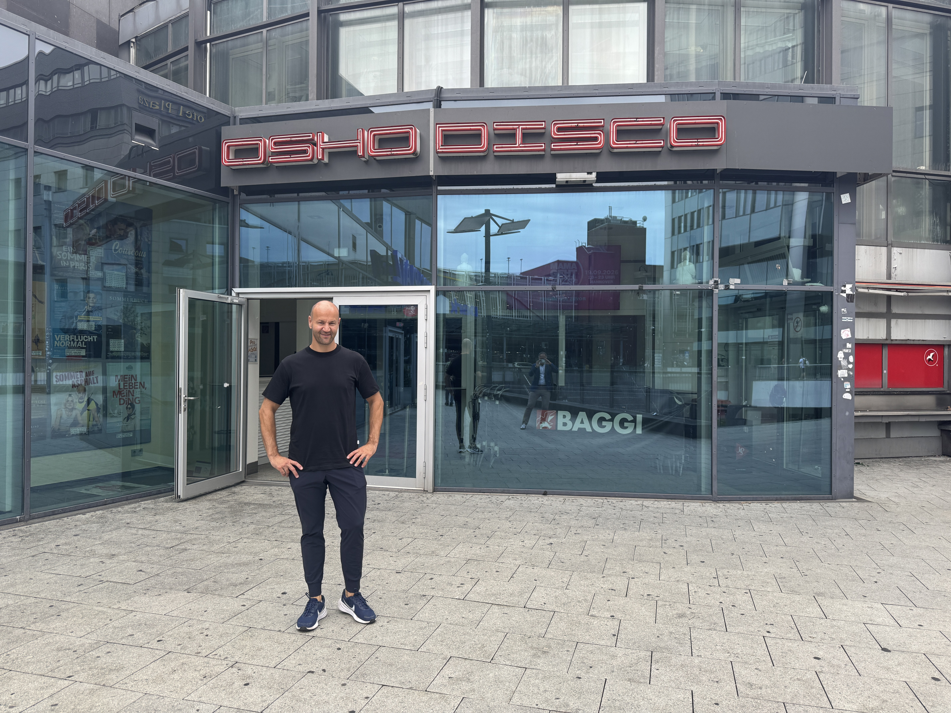 Mann steht vor dem Eingang der OSHO Disco in Hannover