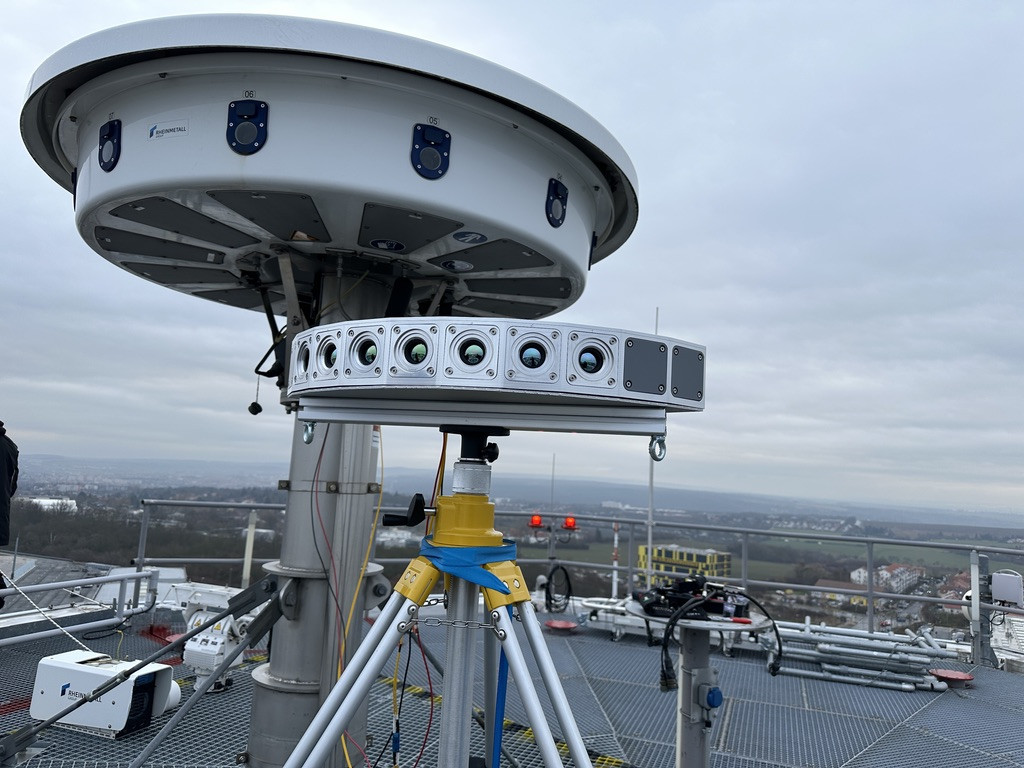 IR Guard 3 Infrarot-Überwachungssystem auf einem Stativ auf einer Plattform im Freien