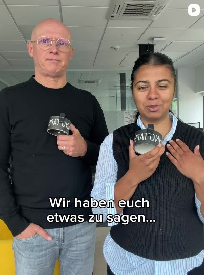 Zwei Personen mit Mikrofonen von INNO TAPE in einem Büro, Text: Wir haben euch etwas zu sagen