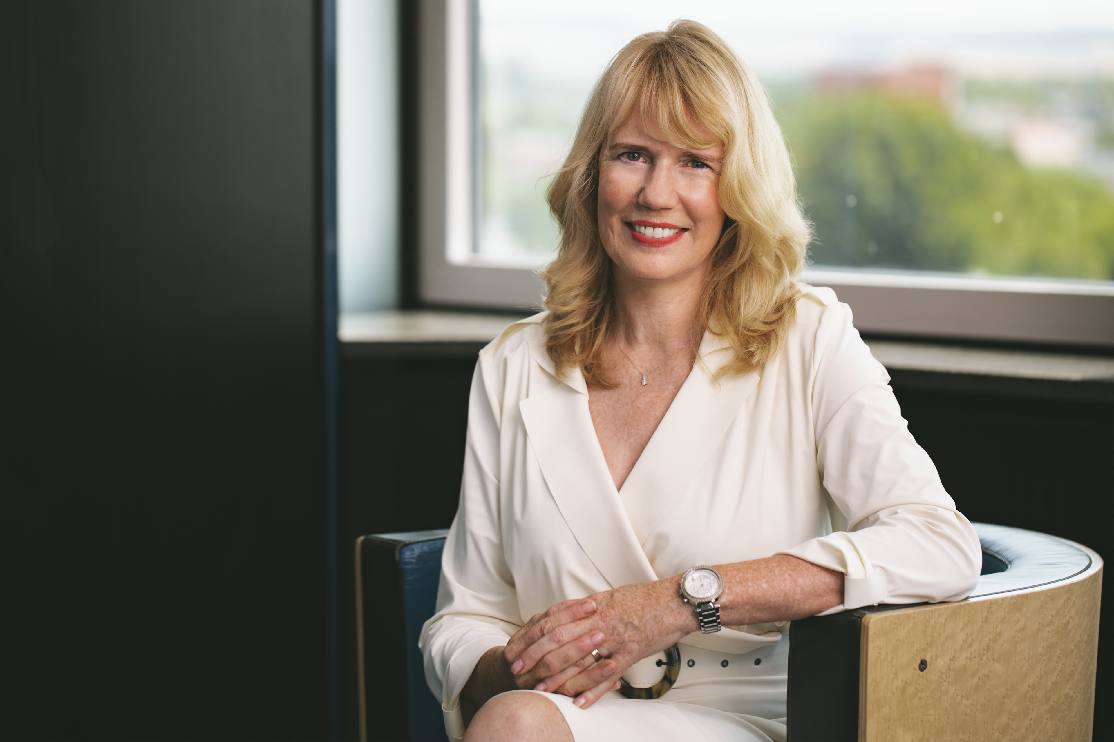 Porträt von Susanne Treptow, professionelle Frau im Business-Outfit