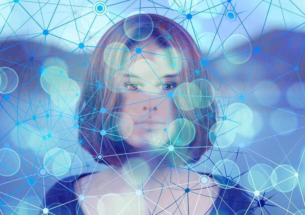 geralt woman mit Netzwerkstruktur und digitalen Verbindungen im Hintergrund