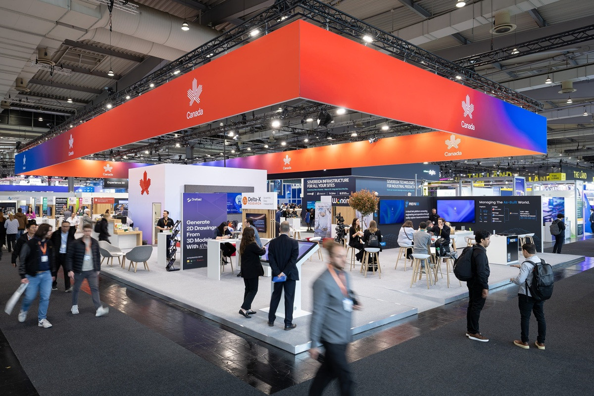 Holtmann Messestand auf einer internationalen Messe mit Kanada Branding und Besuchern