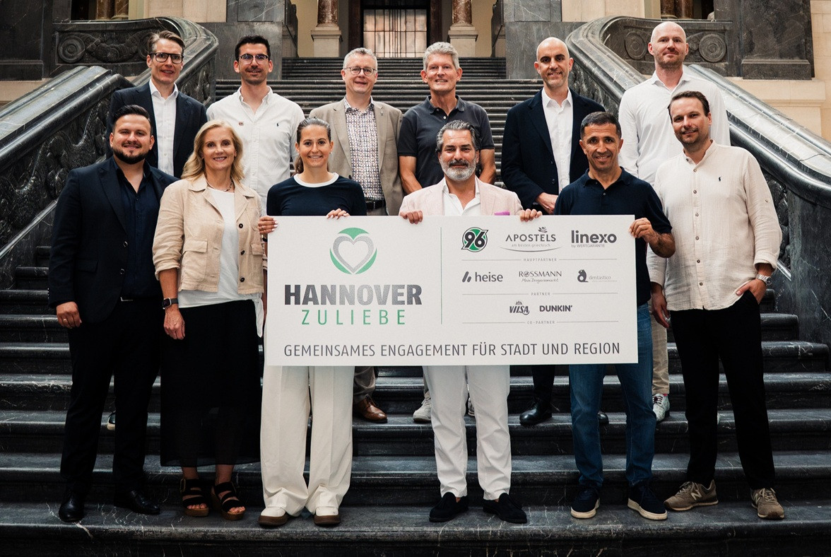 Pressefoto der Initiative Hannover zuliebe mit Hannover 96 und Partnern auf einer Treppe, gemeinsames Engagement fr Stadt und Region