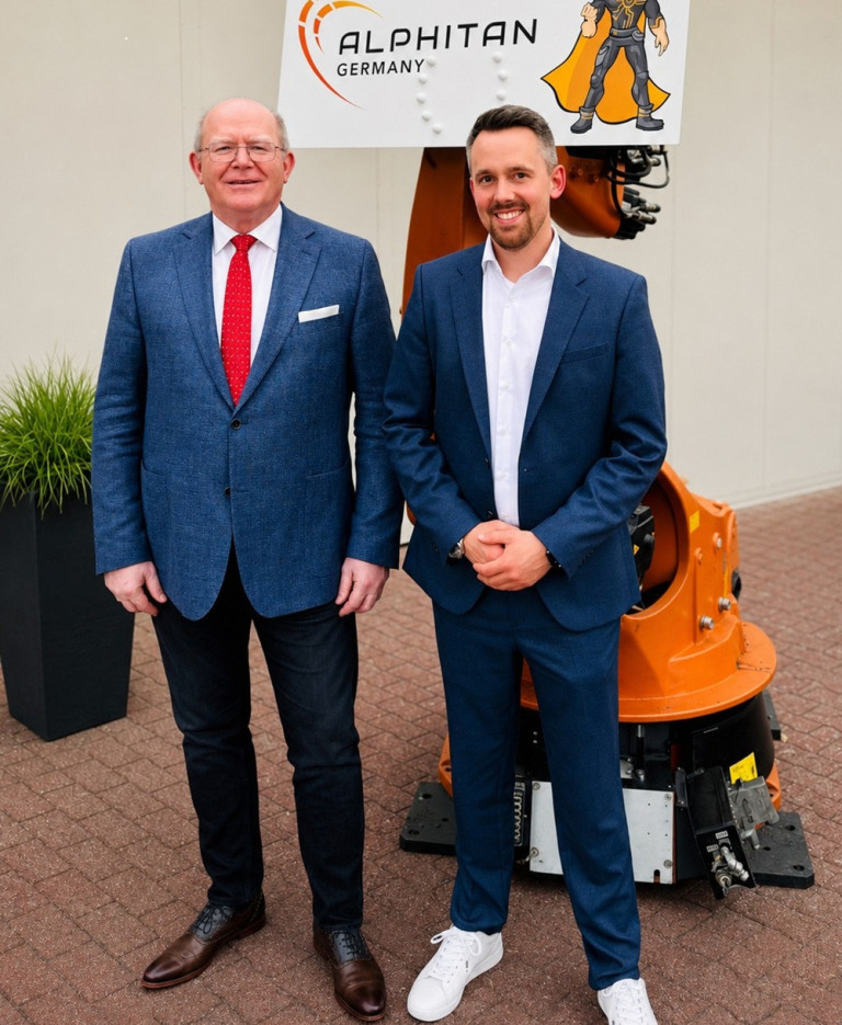 Ludwig Srakas mit einem Kollegen vor einem Industrieroboter