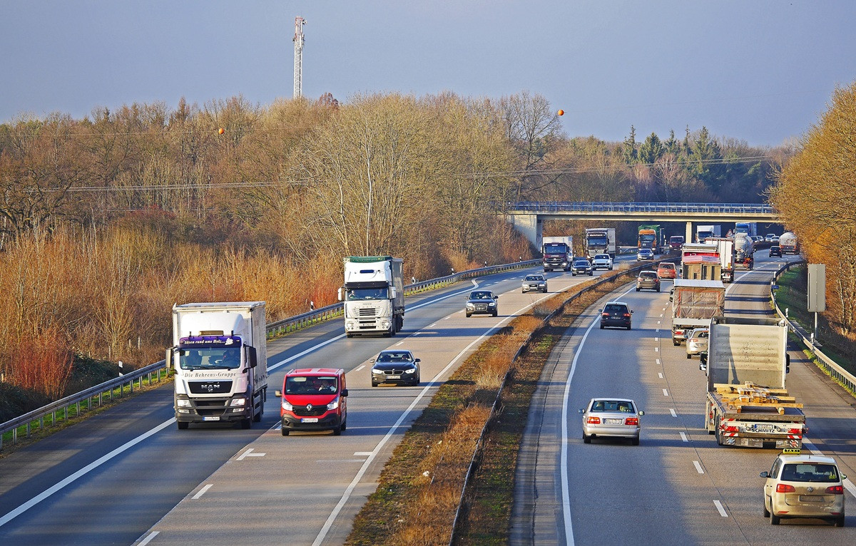 Lkw und Autos auf deutscher Autobahn, Verkehr und Transport im Web-Kontext
