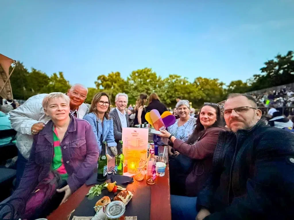 Gruppe von Menschen bei der fairkauf Vielfalt Auszeichnung, gemeinsam an einem Tisch im Freien feiernd