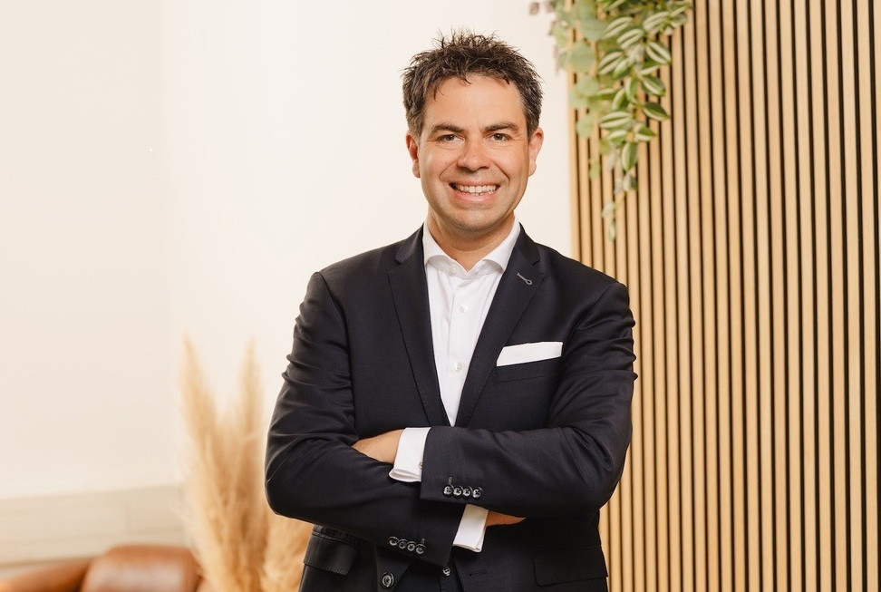 Portrait von Kiiaman Oliver Baum im Business-Outfit, professionelles Businessfoto